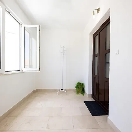 Bella Dalia - Two Bedroom With Balcony And Sea View Apartment Mravince